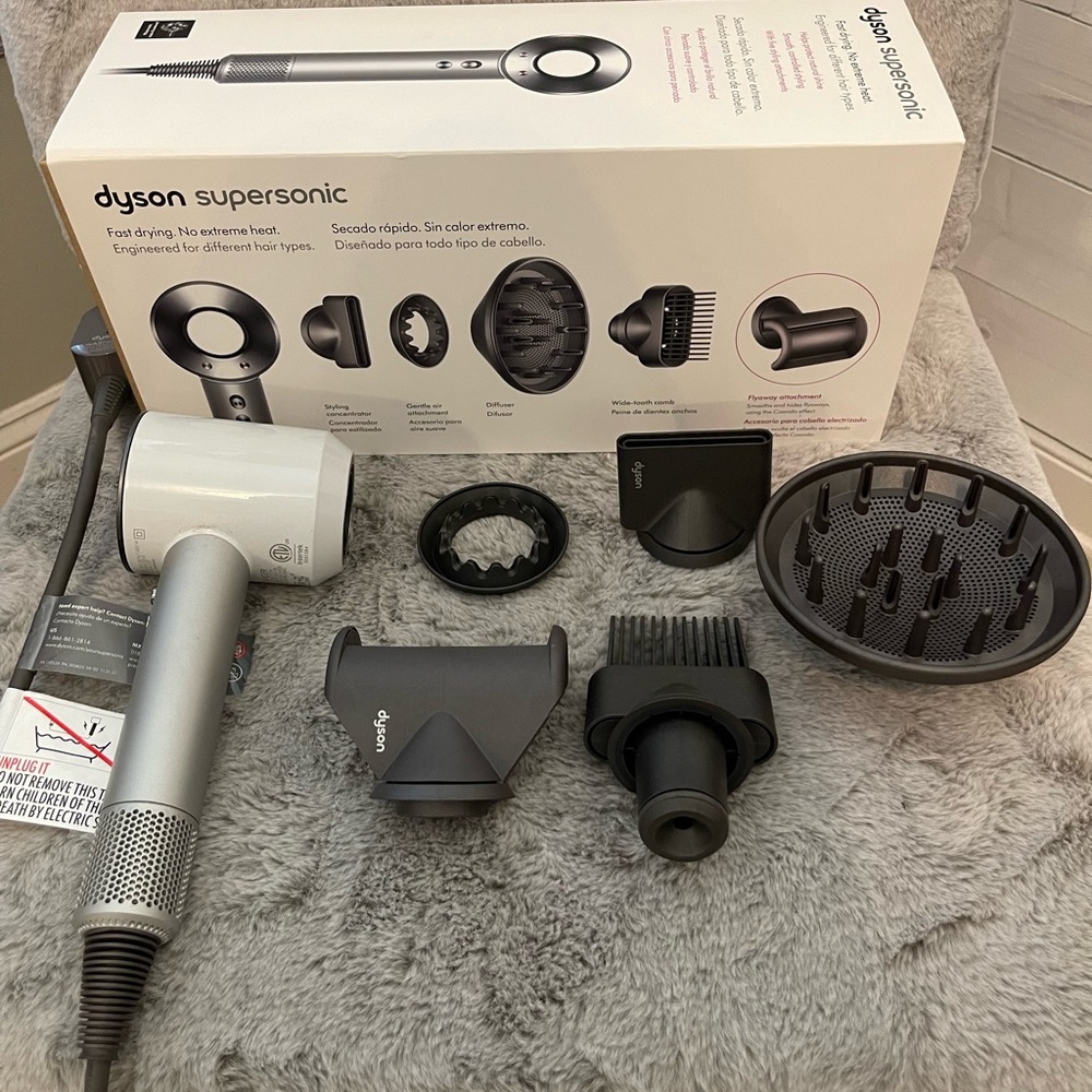 Dyson supersonic hair dryer (like new) smoke free home, In great condition